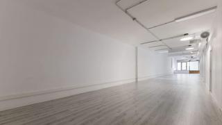 Alquiler Local Comercial  Carrer d'esteve terrades. Amplio local disponible junto ronda de dalt y hospital quirn
