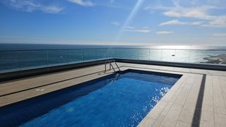 Rent Flat  Mare nostrum. Estancia frente al mar obra nueva con piscina en badalona