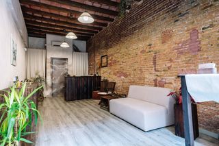 Local Comercial  Carrer de lluís vives. Local con carácter en gràcia, ideal para actividad profesional