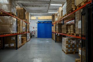 Fabrikhalle  Carrer de santa rosa. Nave industrial con oficinas reformadas y zona de almacén en san