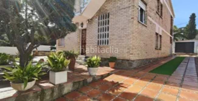 Foto 19d26118-dba7-4c7d-8af3-943900f6c6fc. Casa amb aparcament a Pallejà