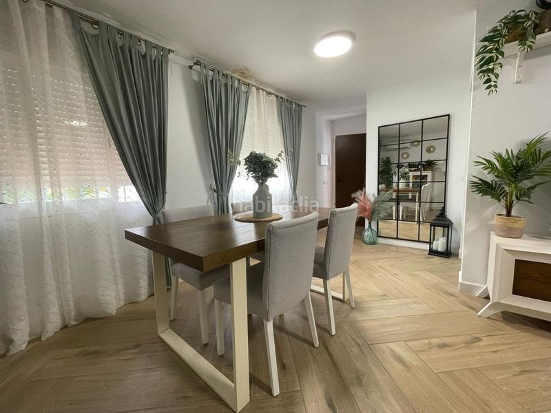 Foto 95f91a5c-bc84-45cd-a09f-179bb24da9d2. Casa adossada amb aparcament a Villanueva del Ariscal