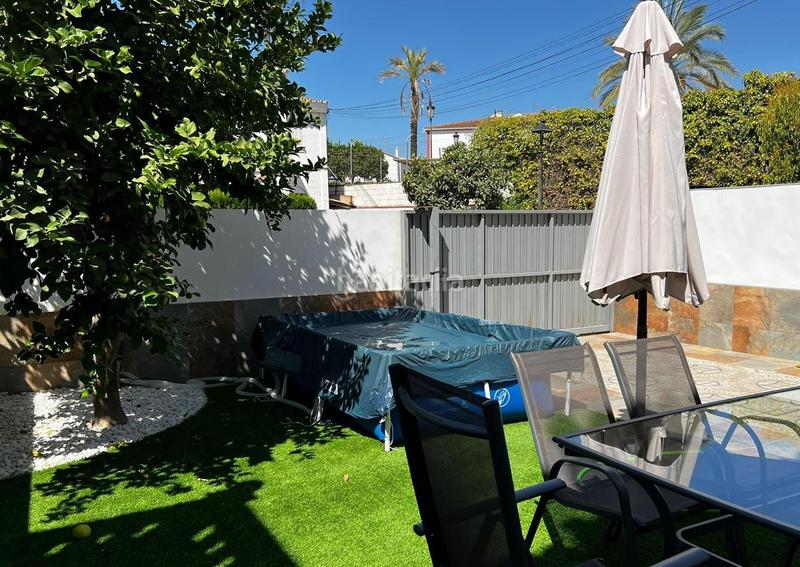 Foto a56f79a5-c7ff-48fd-bebb-c5bfb8a7a227. Casa adossada amb aparcament a Villanueva del Ariscal