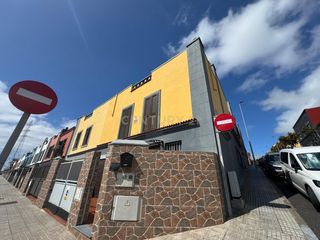 Miete Appartement in Los Baldíos - Geneto - Guajara. Adosado en alquiler con terraza, garaje y placas solares en guaj