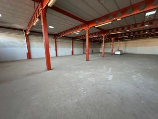 Lloguer Nau industrial a Zona de la Vega. Se alquila nave de 1200m2 buena ubicación en (antequera) camino