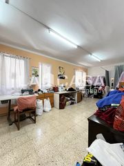 Local Comercial a Llefià. Local comercial en venta  75 m2 para reformar