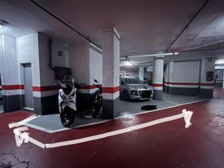 Parking voiture  Carrer de puigcerdà. Plaza de parking doble  espacio amplio para coche grande y 4 mot