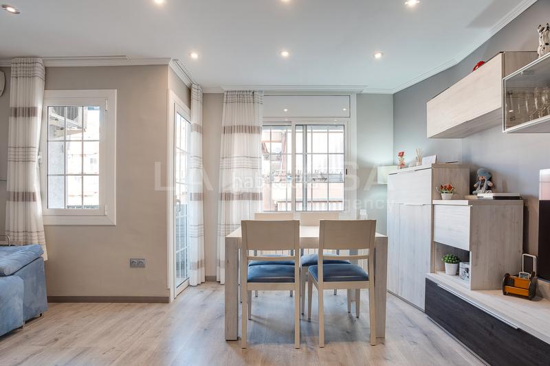 Foto 634423a1-83f5-457b-8c2e-cfd7fd5fbaeb. Piso oportunidad ! la casa agency punto bellvitge te presenta este luminoso y acogedor piso reformado en 2020 en Badalona