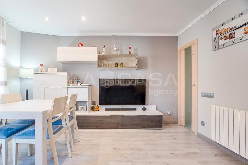 Foto 87514bf8-da09-42cd-a69e-af5cd1a447d5. Piso oportunidad ! la casa agency punto bellvitge te presenta este luminoso y acogedor piso reformado en 2020 en Badalona