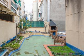 Piso en El Poble Sec - Parc de Montjuc. Finca polivalente con vivienda, local comercial y amplias terraz