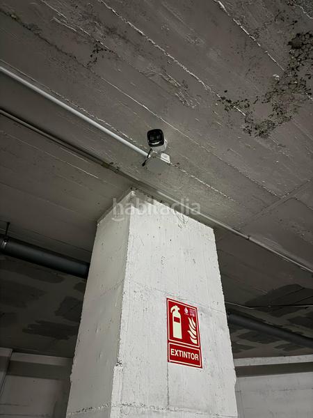 Foto fd292e37-f965-4256-b0f2-ec0d1ae25e76. Parking voiture dans Llefià Badalona