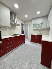 Piso  Avinguda del paral·lel. Piso exterior de 4 habitaciones y dos baños en poble sec