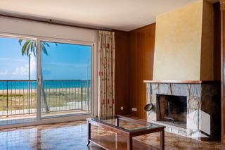 Appartement à Baixador. La casa agency vende piso espectacular en primera línea de mar