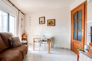 Piso en Prosperitat. Vivienda con potencial de reforma en zona bien comunicada