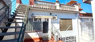 Casa adossada  Carrer de navarra. La casa agency presenta amplia casa adosada con grandes posibili