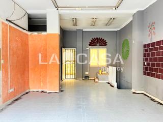 Locale commerciale  Avinguda del marquès de mont-roig. Local comercial en zona estratégica junto a metro l2 gorg