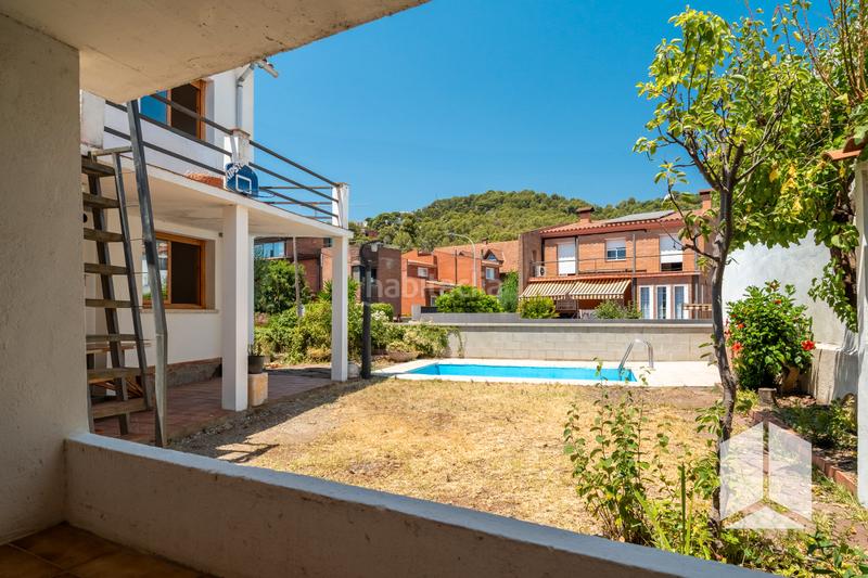 Foto 10555a85-ed2b-4924-b974-c152e40a40ce. Casa  unifamiliar con piscina en parcela de 275m en Viladecans