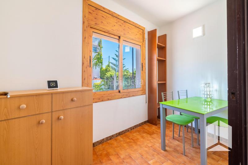 Foto d9e27b0b-fc4a-4de2-8fa6-5817976a5d26. Casa  unifamiliar con piscina en parcela de 275m en Viladecans