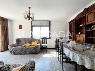 Etagenwohnung in Llefi. Amplio piso exterior de 4 habitaciones con balcn en finca con a
