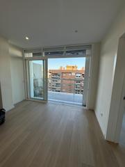 Pis  Carrer numància. Vivienda reformada en 2025 con balcón y vistas despejadas  calle
