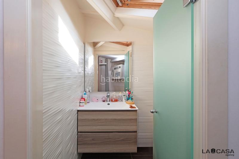 Foto 571b8fd2-784e-48e6-bc8d-6234bcc8c7a6. Piso ático con terraza privada en finca seminueva con ascensor 75 m 12 m de terraza en Barcelona