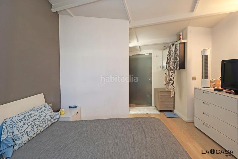 Foto 5b91b09f-6173-4b21-986a-916f9bc90cdd. Piso ático con terraza privada en finca seminueva con ascensor 75 m 12 m de terraza en Barcelona