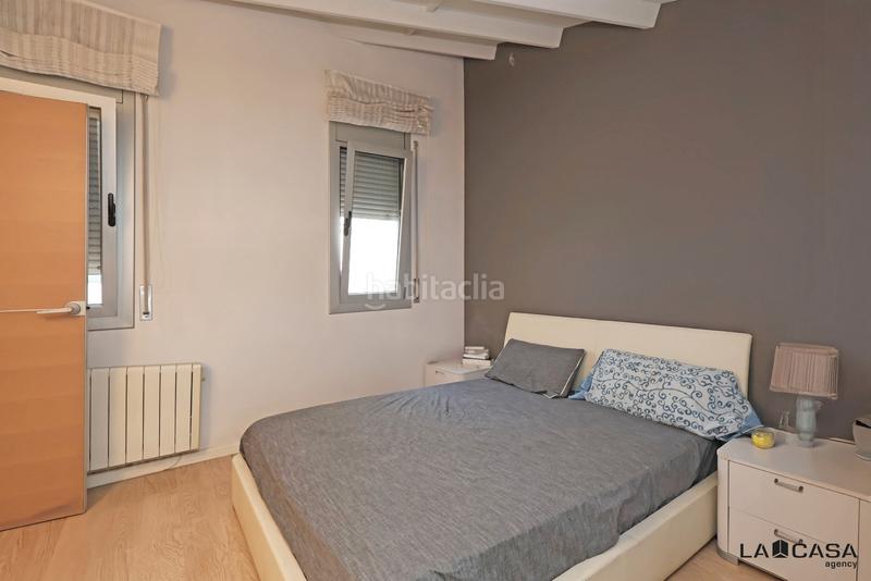 Foto 5bd3edac-8a7f-4d3b-8548-5048400b664c. Piso ático con terraza privada en finca seminueva con ascensor 75 m 12 m de terraza en Barcelona