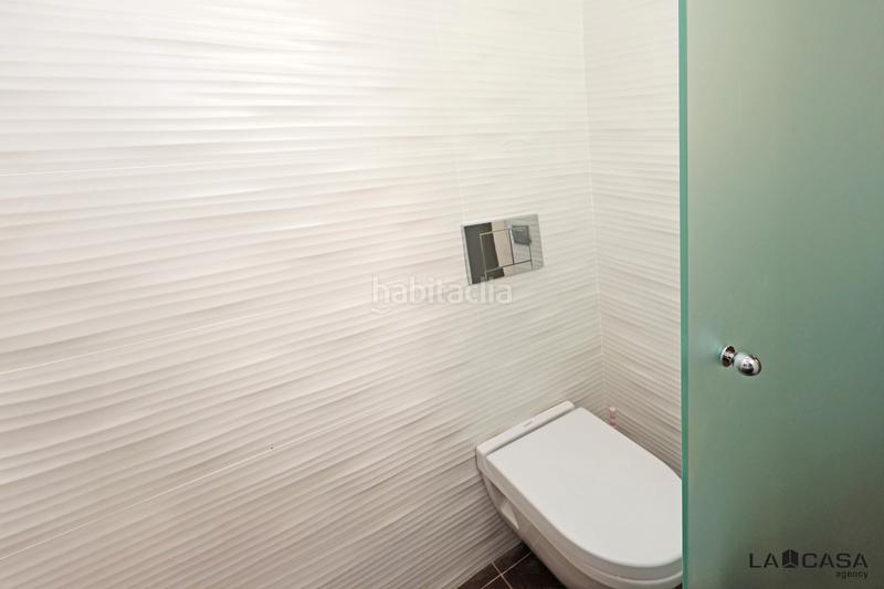 Foto 5e0cbee3-9df6-42d6-8dc2-8fcfc246586a. Piso ático con terraza privada en finca seminueva con ascensor 75 m 12 m de terraza en Barcelona
