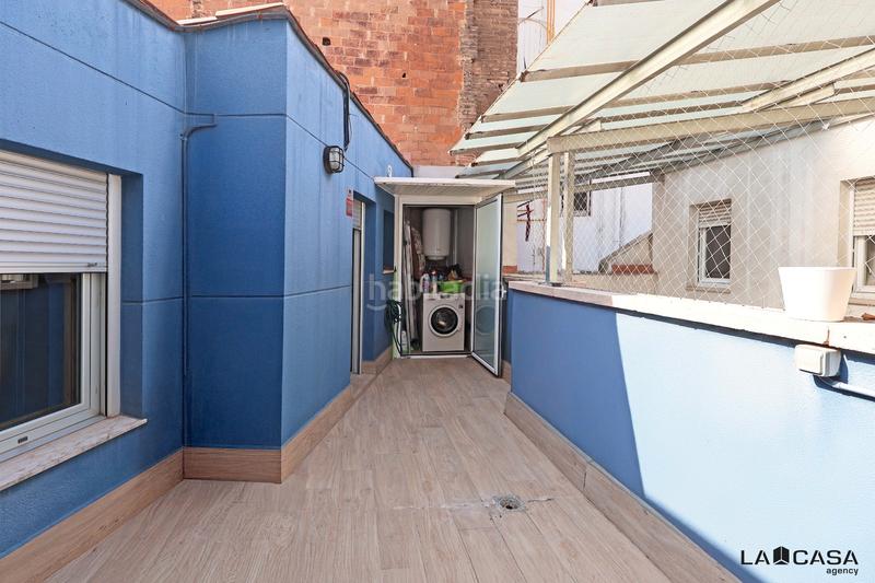 Foto 64b9741d-f2d9-47d3-87df-d7ba0373cf35. Piso ático con terraza privada en finca seminueva con ascensor 75 m 12 m de terraza en Barcelona