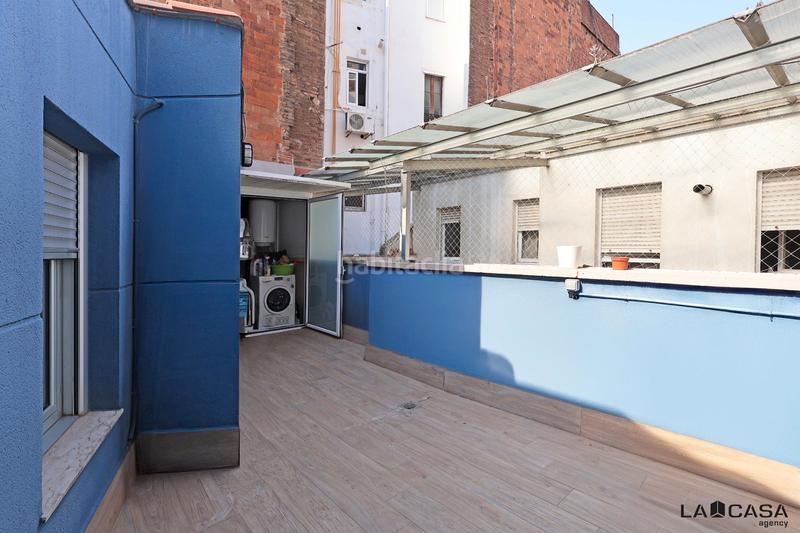 Foto 7b9e94c4-6d89-4595-bfe0-35f40d3507e6. Piso ático con terraza privada en finca seminueva con ascensor 75 m 12 m de terraza en Barcelona