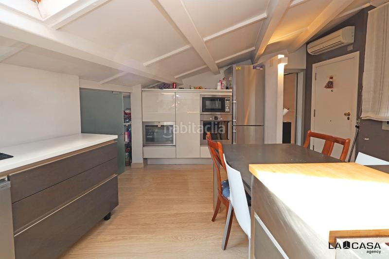 Foto 9c275117-985d-47e5-810b-32d31eeae5f5. Piso ático con terraza privada en finca seminueva con ascensor 75 m 12 m de terraza en Barcelona