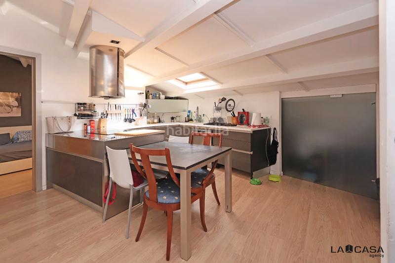 Foto af08d29d-e9db-499e-ba73-9bd865b97b8e. Piso ático con terraza privada en finca seminueva con ascensor 75 m 12 m de terraza en Barcelona