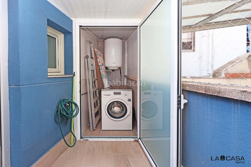 Foto cc935fe3-5259-4592-8c58-2e1b280b2455. Piso ático con terraza privada en finca seminueva con ascensor 75 m 12 m de terraza en Barcelona