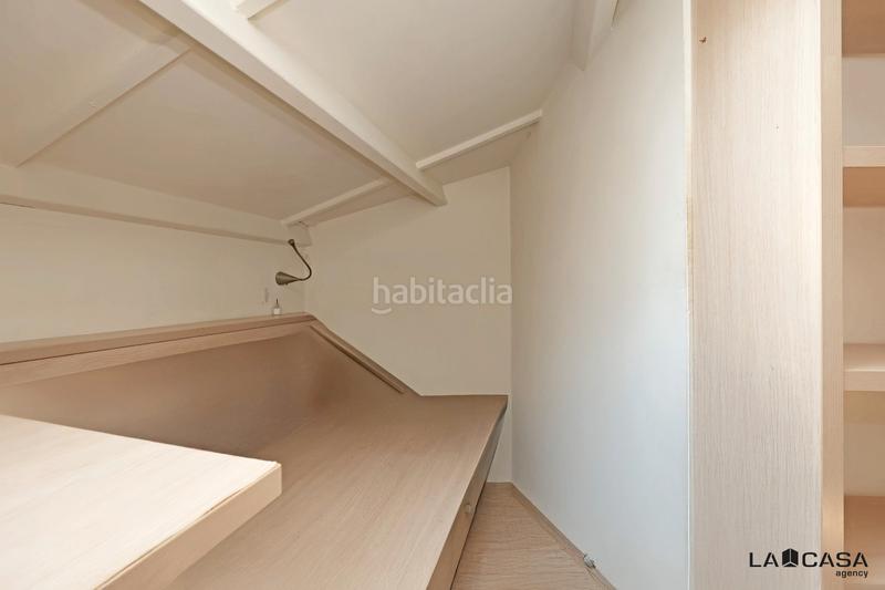 Foto ec749b5d-7274-42f0-a2eb-bbc4fecb3f94. Piso ático con terraza privada en finca seminueva con ascensor 75 m 12 m de terraza en Barcelona