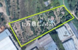 Terreny residencial  Carrer de severo ochoa. Parcela rústica de 5.256 m con pozo propio y edificaciones en la
