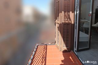Pis  Carrer de magalhães. Piso luminoso con ascensor y dos balcones en poble sec