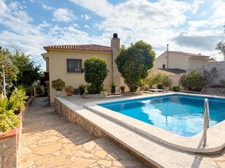 Chalet  Carrer maresme. Chalet independiente con piscina y gran jardín en font macià, ca
