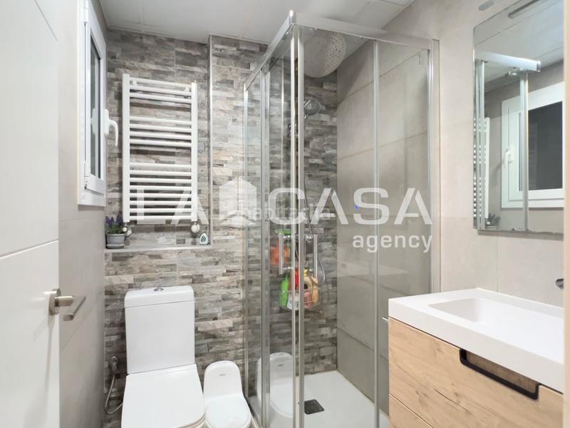 Foto a20352e3-4969-49d1-b20c-e165860b6772. Piso oportunidad bajo con terrazala casa agency presenta en Barcelona