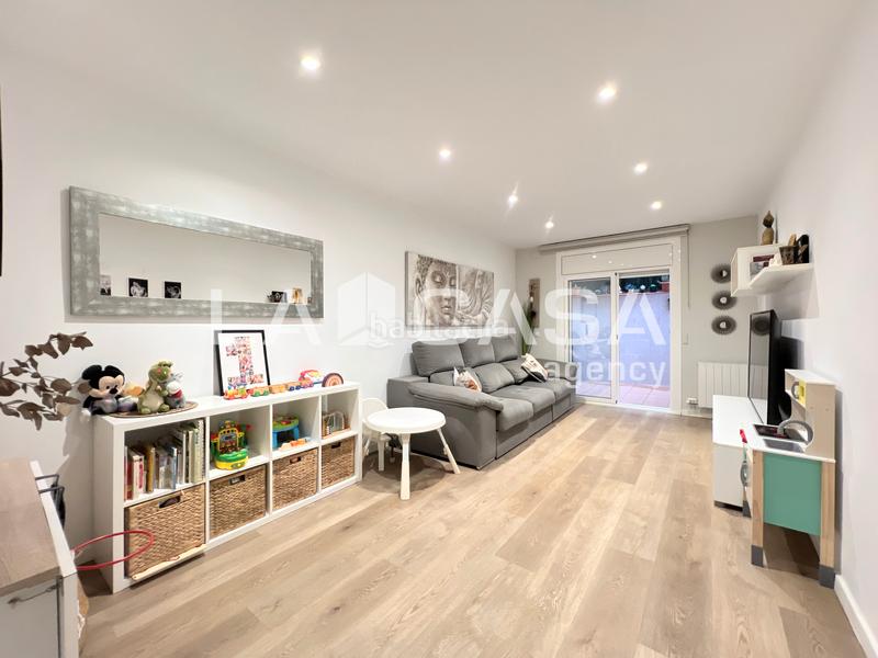 Foto db2c313f-8b15-4f01-913c-b0b29c15747a. Piso oportunidad bajo con terrazala casa agency presenta en Barcelona