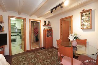 Pis  Carrer de grases. Piso de 2 habitaciones con patio privado y elementos originales