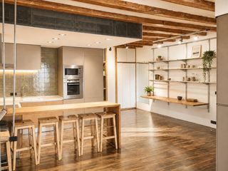 Loft  Carrer nou de la rambla. Loft reformado de diseño con balcón francés en finca histórica