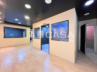 Local Comercial a Llefià. Gran local comercial de 277 m con terraza privada en carretera a