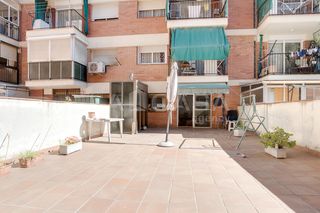 Pis a Provençals del Poblenou. Entresuelo en sant martí con terraza de uso privativo y rentabil