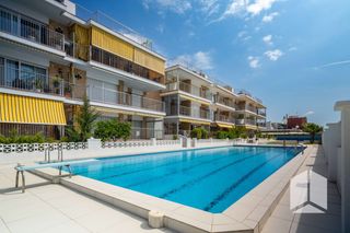 Appartamento in Baixador. Piso en primera línea de mar con parking y zonas comunes en baix