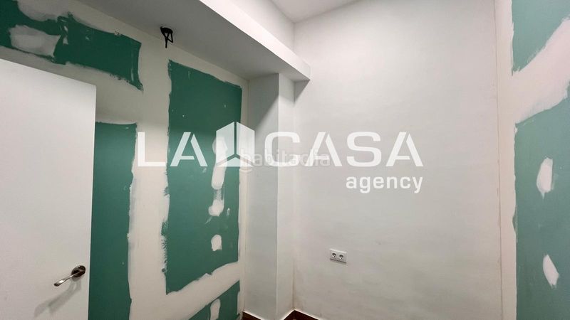 Foto eb9deac4-2a0c-407f-9bb0-c271ab58baa0. Local comercial a Prosperitat Barcelona