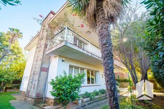Casa en Lluminetes. Magnífica vivienda independiente con jardín y amplios espacios e