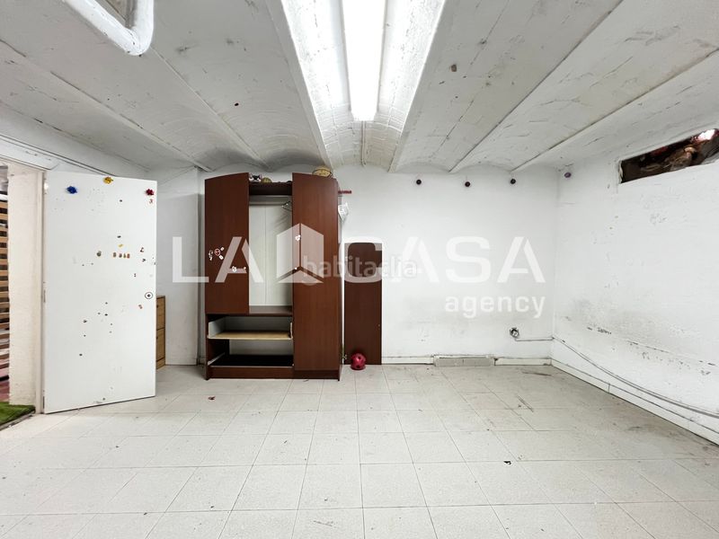 Foto b905a479-8c2b-4d08-9e28-a8360e0558f6. Local comercial amplio local comercial versátil, funcional y muy bien comunicado en Sant Adrià de Besòs