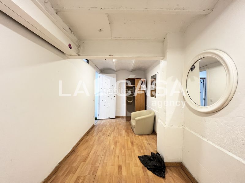 Foto d4e18422-32ed-44a9-9321-4c7c49b529ee. Local comercial amplio local comercial versátil, funcional y muy bien comunicado en Sant Adrià de Besòs