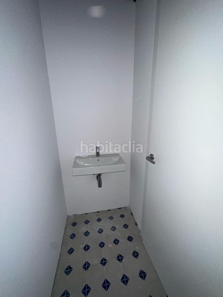 Foto 78aaebe1-b618-43a8-8d04-e24606db821d. Local comercial a El Camp de l´Arpa del Clot Barcelona