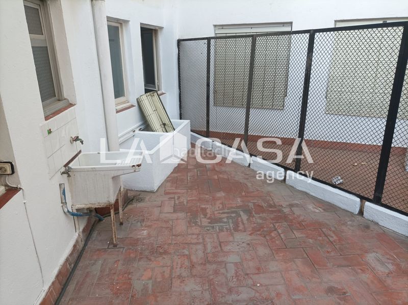 Piso  de 3 habitaciones con patio privado y ascensor en zona céntrica en Santa Coloma de Gramenet
